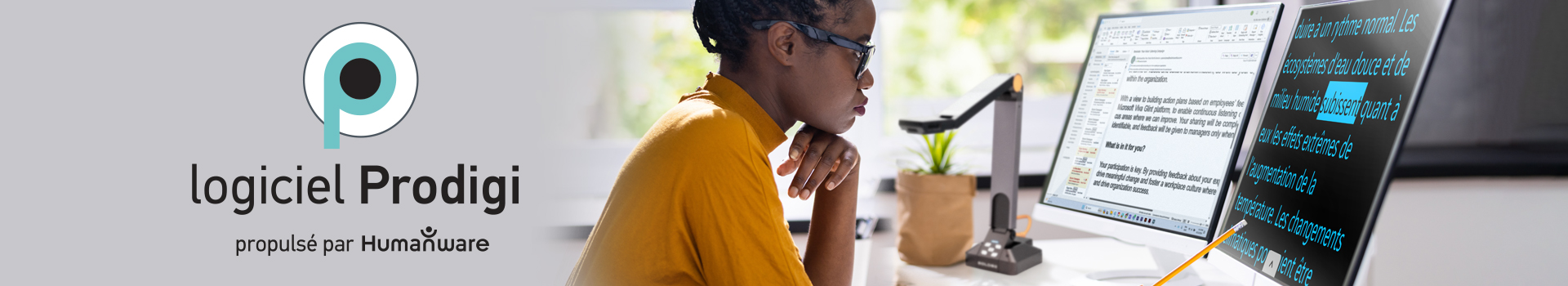 Image d'un professionnel portant des lunettes, regardant un écran d'ordinateur affichant un texte bleu sur fond noir.