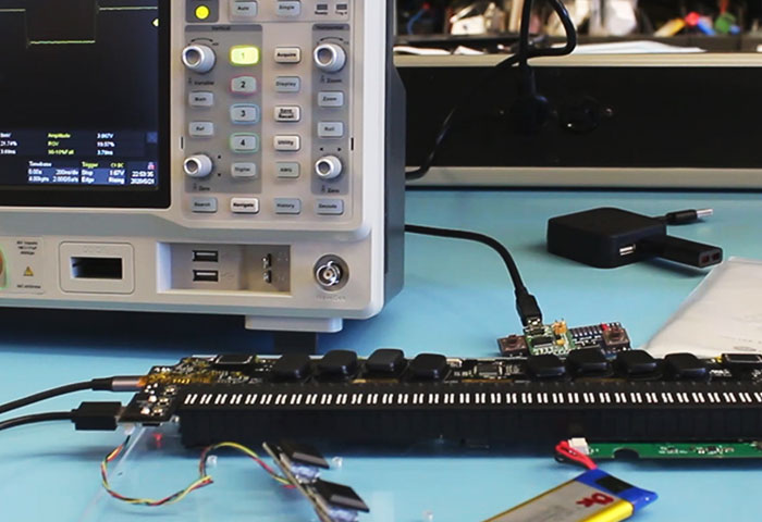 Image of an oscilloscope used to measure digital signals during the development of the Brailliant BI 40X